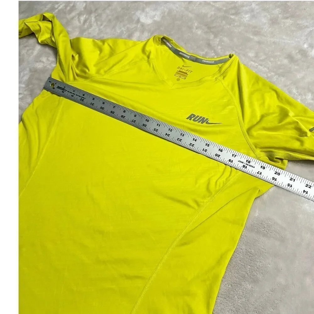 Nike Run Athletic T-Shirt Men's Size Large Yellow Long Sleeve V Neck Athleisure